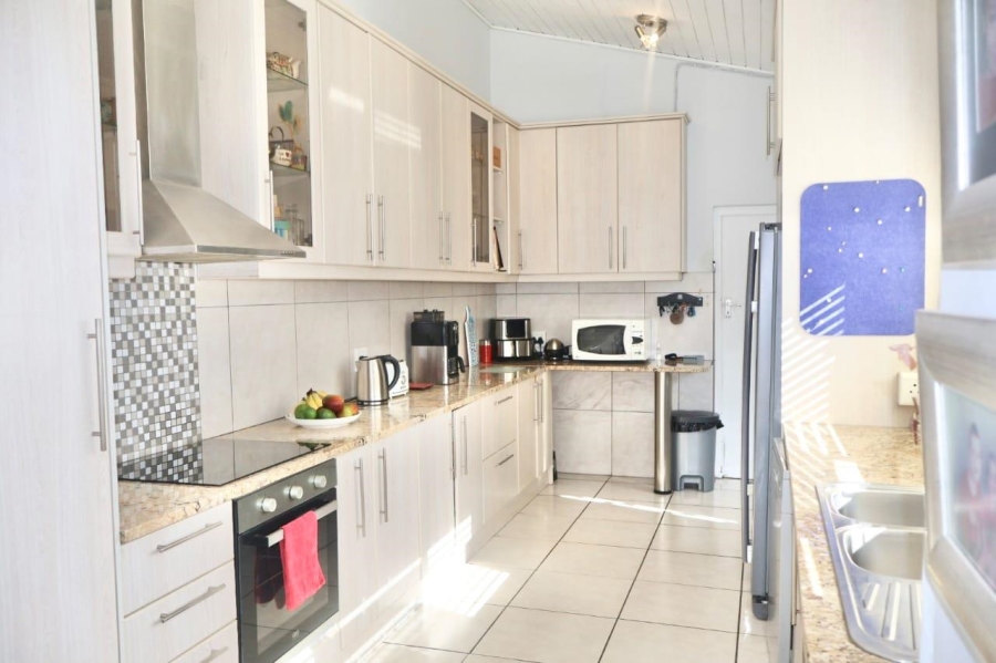 To Let 3 Bedroom Property for Rent in Loevenstein Western Cape